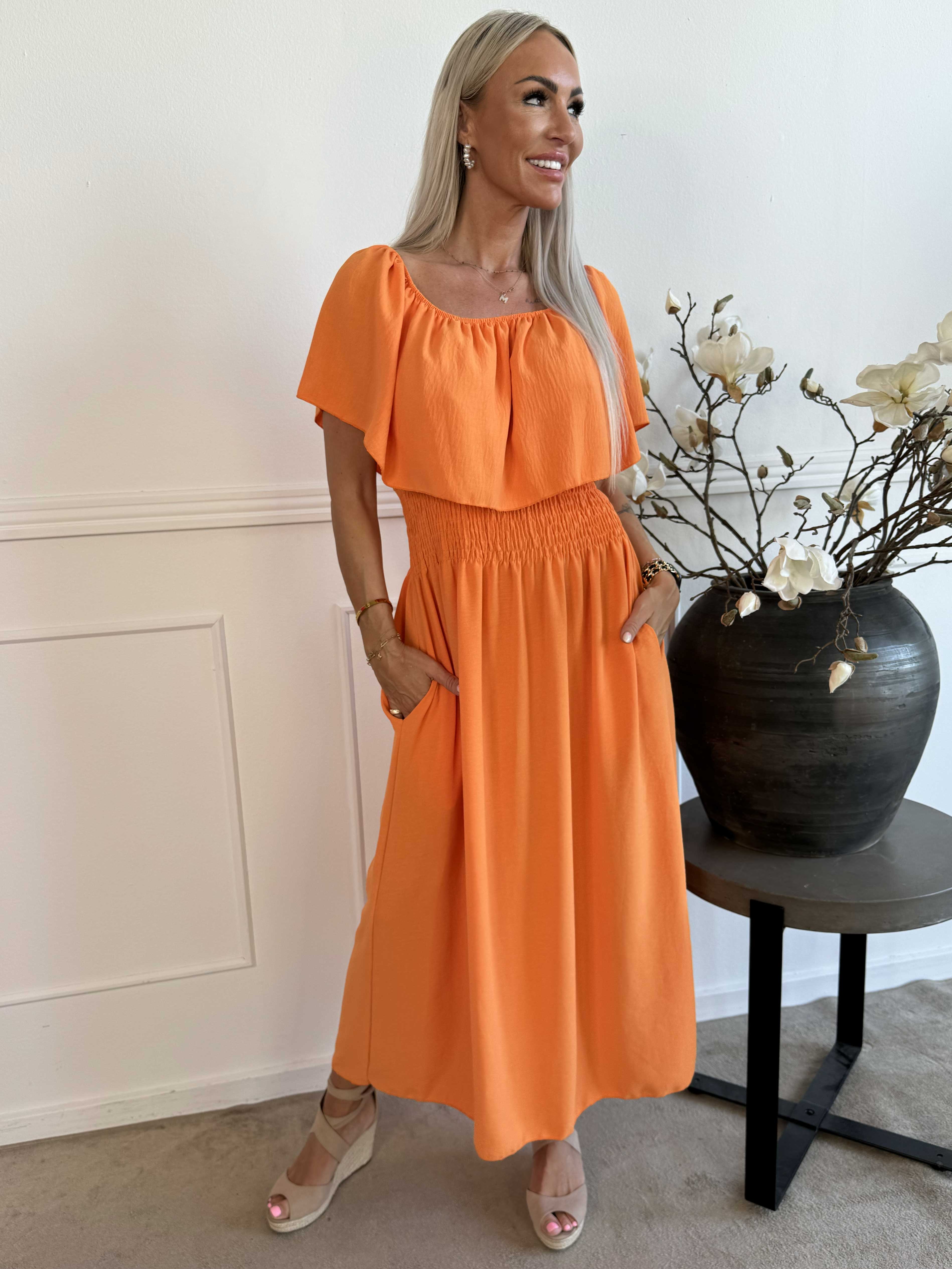 Rachel - Lång klänning med fickor och volang i nederkanten